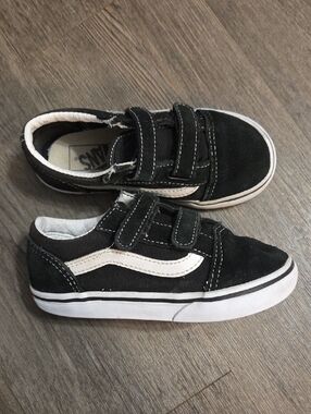 Vans • Kids Black & White Suede Velcro Skate Sneakers